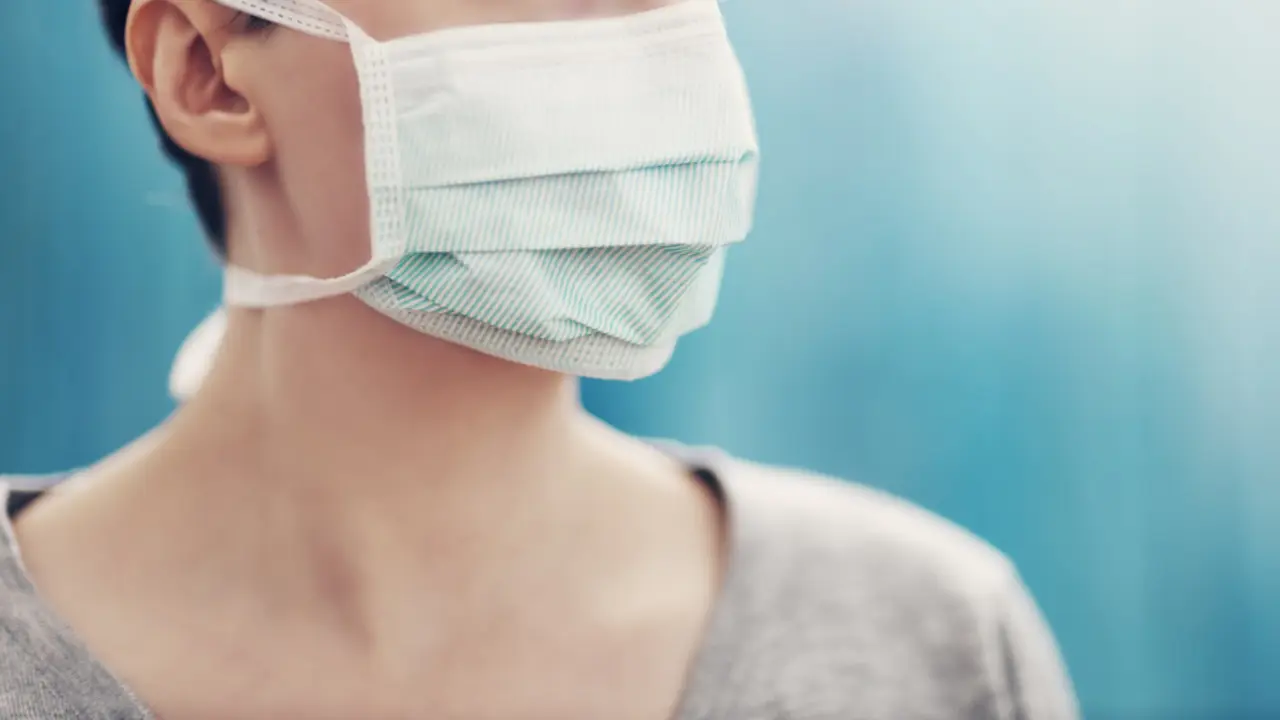 Una mujer con mascarilla