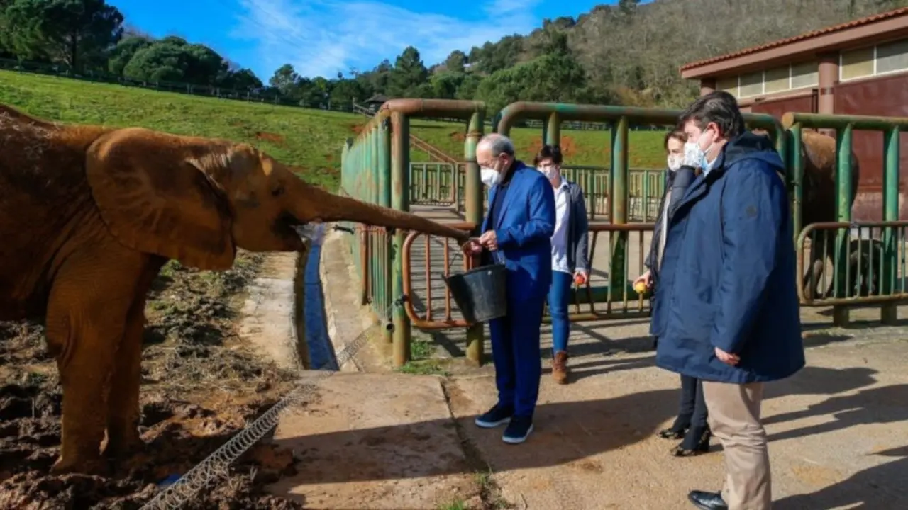 El consejero de Turismo en Cabárceno