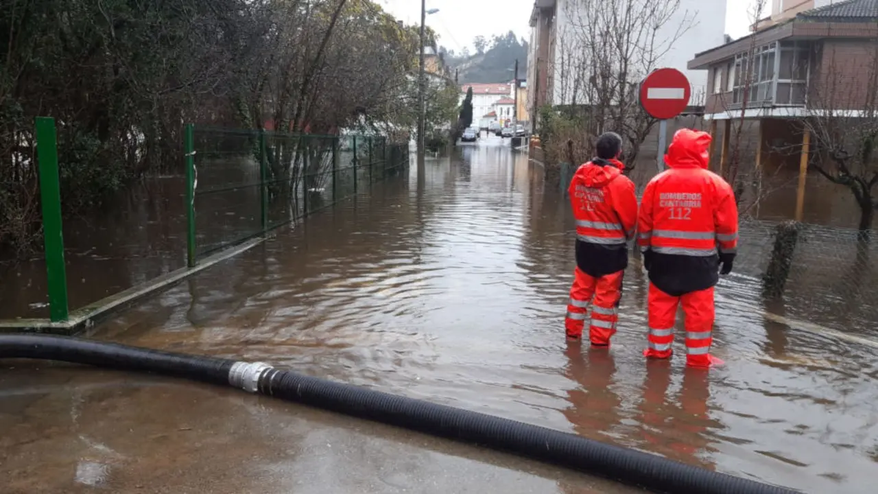 Calle inundada en Unquera