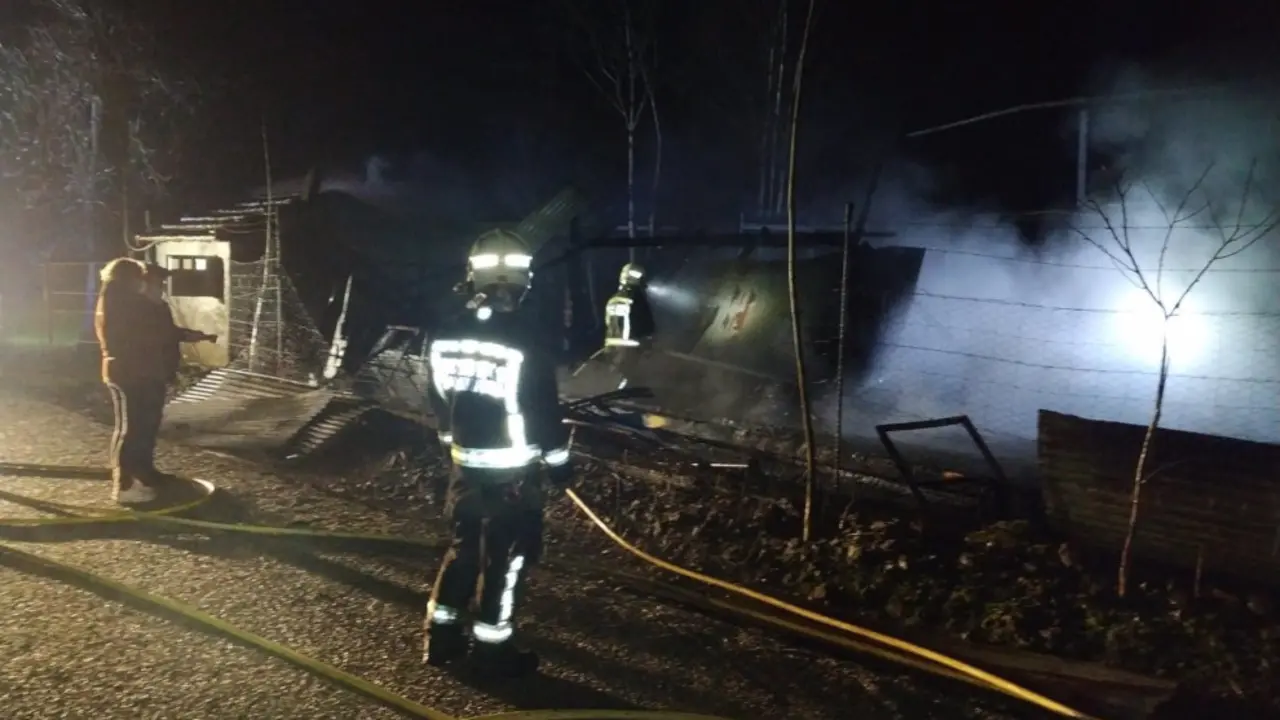 Bomberos sofocan el incendio de un cobertizo en Cayón