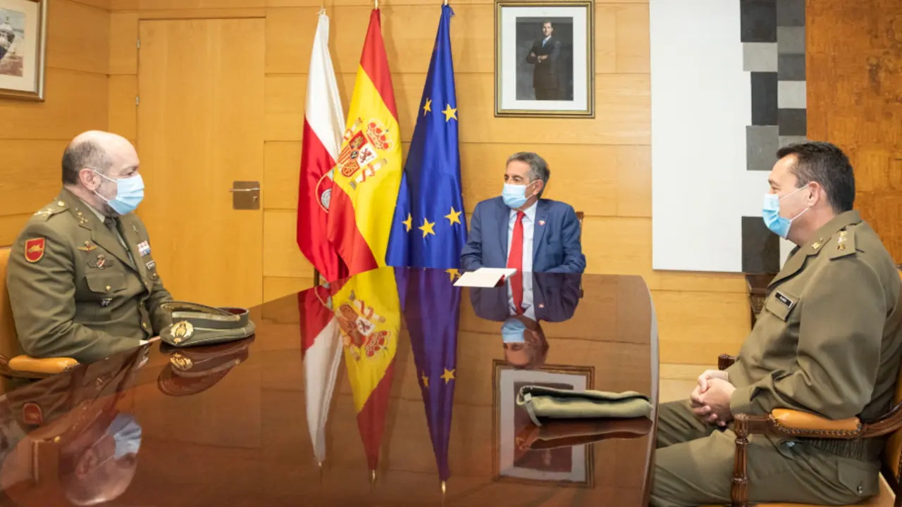 El presidente de Cantabria, Miguel Ángel Revilla, recibe al general Juan Carlos González, jefe de la División San Marcial del Ejército de Tierra