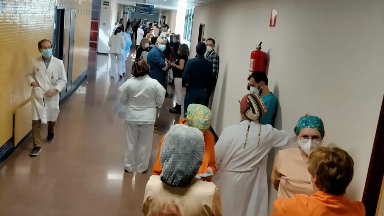 Colas de sanitarios para ponerse la segunda dosis en Sierrallana | Foto- ATI