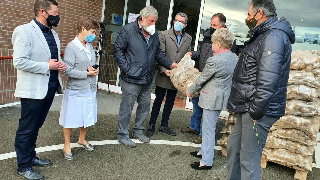 Valderredible entrega 5.000 kilos de patatas a la Fundación Asilo de Torrelavega