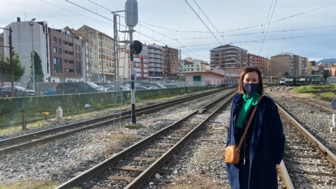 La portavoz del PP de Torrelavega, Marta Fern&aacute;ndez Teieiro, junto a las v&iacute;as del tren