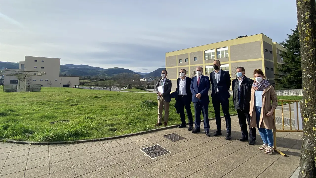 Representantes del Ayuntamiento de Torrelavega y la UC visitan la parcela en la que se construirá la residencia de estudiantes