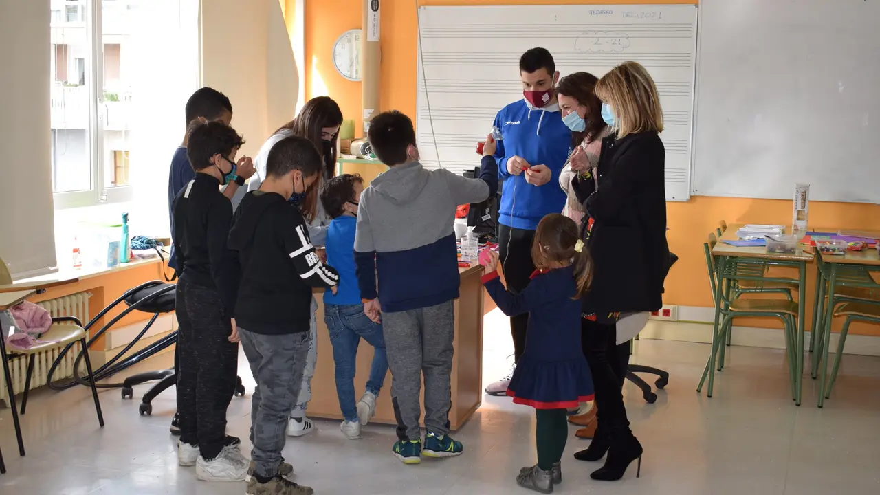 La alcaldesa de Pi&eacute;lagos visita el programa de ocio vacacional de Carnaval