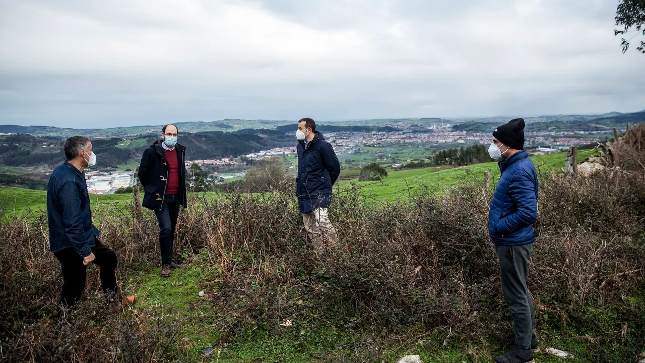 El concejal Jos&eacute; Luis Urraca y el presidente de la Junta Vecinal de Vi&eacute;rnoles, Eduardo Trueba, en el parque infantil de Vi&eacute;rnoles