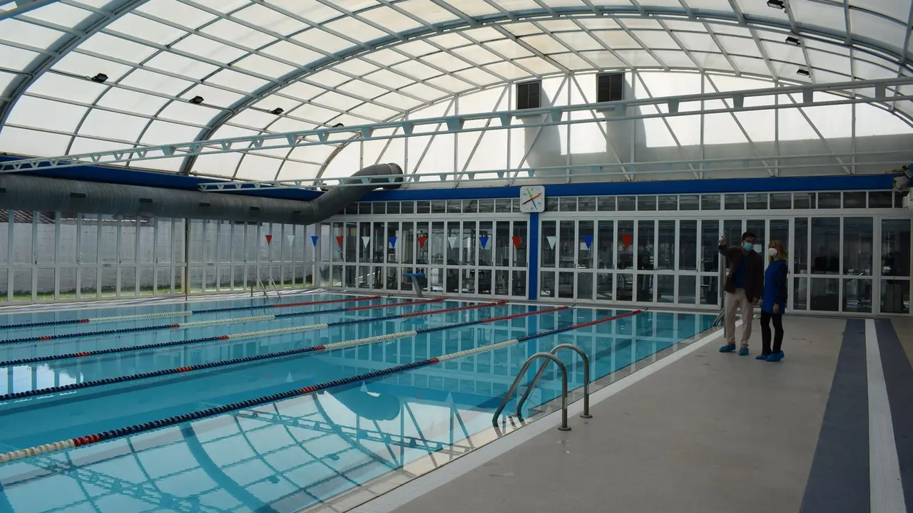 Cubierta de la piscina de Renedo