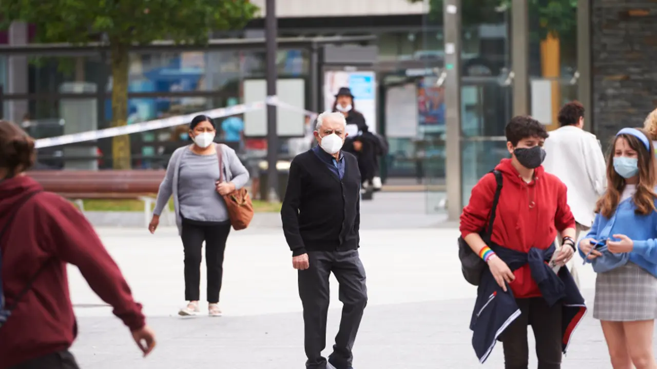 Gente con mascarillas en Santander