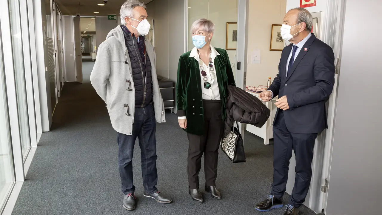 El Consejero De Industria, Turismo, Innovaci&oacute;n, Transporte Y Comercio, Javier L&oacute;pez Marcano, recibe a la alcaldesa de Polanco, Rosa D&iacute;az