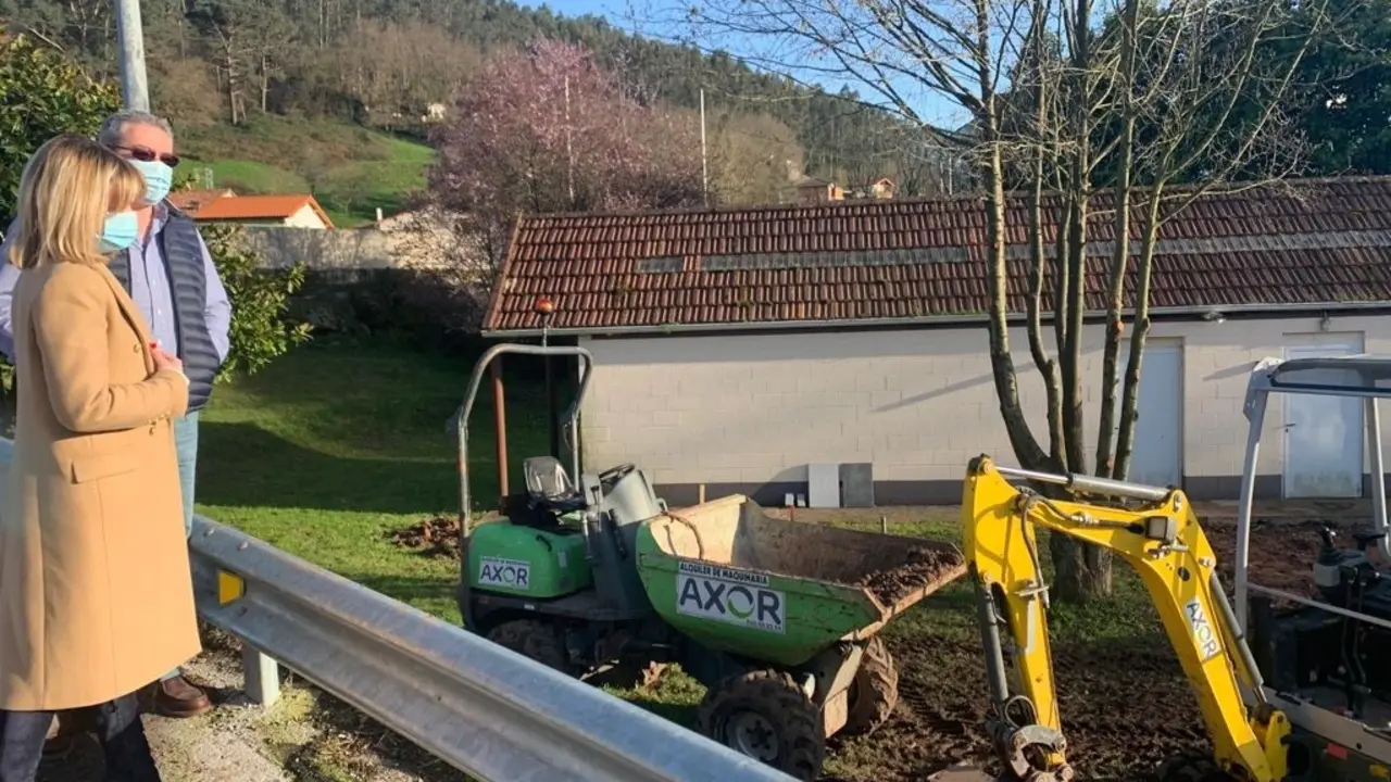 La alcaldesa de Pi&eacute;lagos, Ver&oacute;nica Samperio, y el concejal de Parques y Jardines, Jos&eacute; &Aacute;ngel Diego, en el inicio de las obras del nuevo parque
