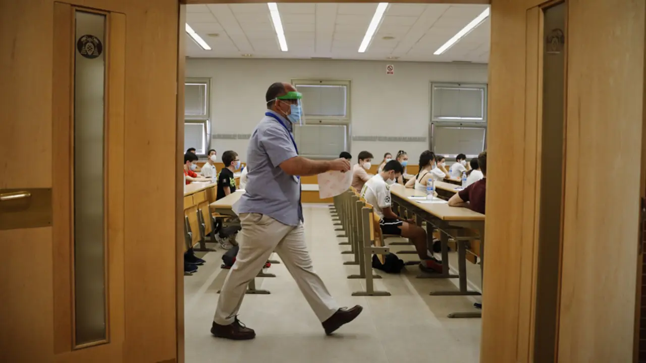 Un grupo de estudiantes con el profesor en el aula