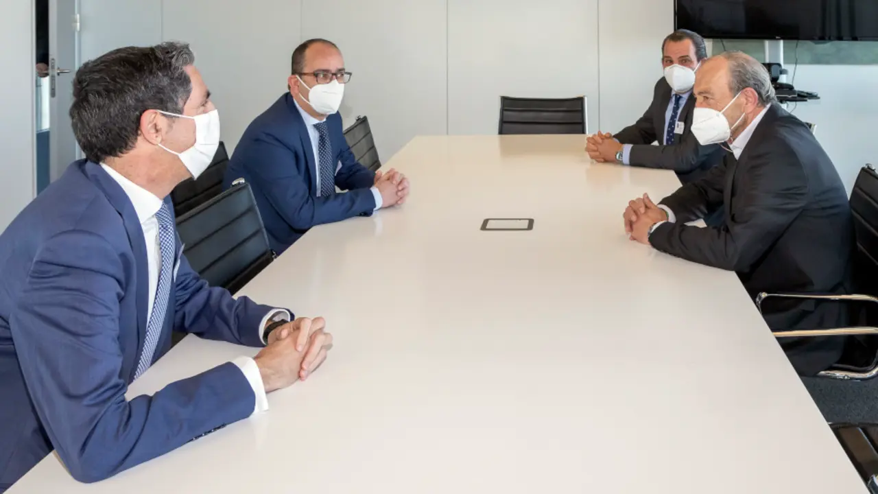 El consejero de Industria, Turismo, Innovación, Transporte y Comercio, Javier López Marcano, recibe al presidente de la Cámara de Comercio de Torrelavega, Carlos Augusto Carrasco