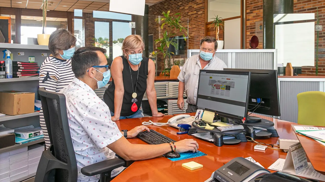 La alcaldesa de Polanco, Rolsa D&iacute;az, conversa con funcionarios de oficinas municipales