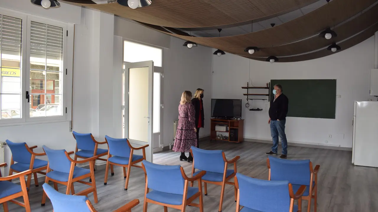 La alcaldesa de Pi&eacute;lagos, Ver&oacute;nica Samperio, visita el local de la tercera edad de Renedo