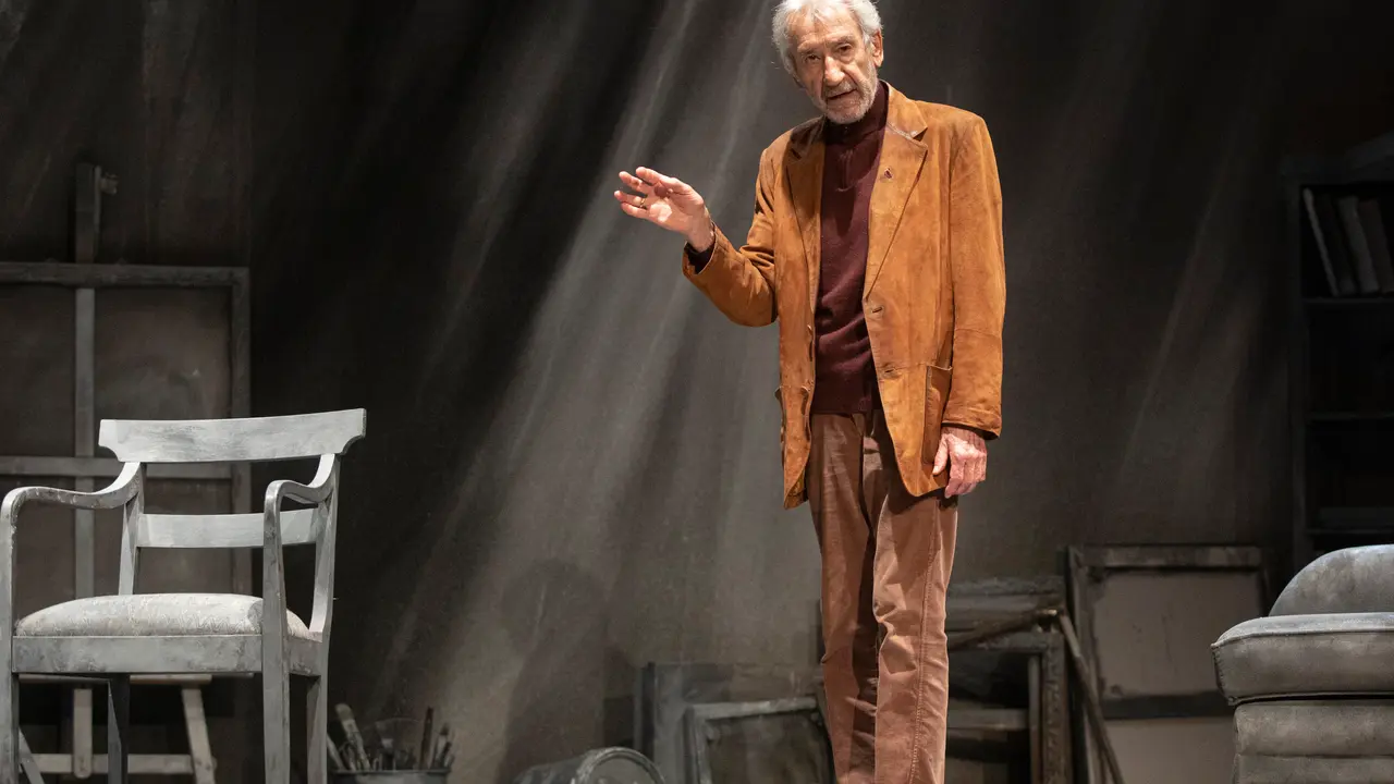 El actor Jos&eacute; Sacrist&aacute;n, durante el ensayo de la obra de teatro 'Se&ntilde;ora de rojo sobre fondo gris'
