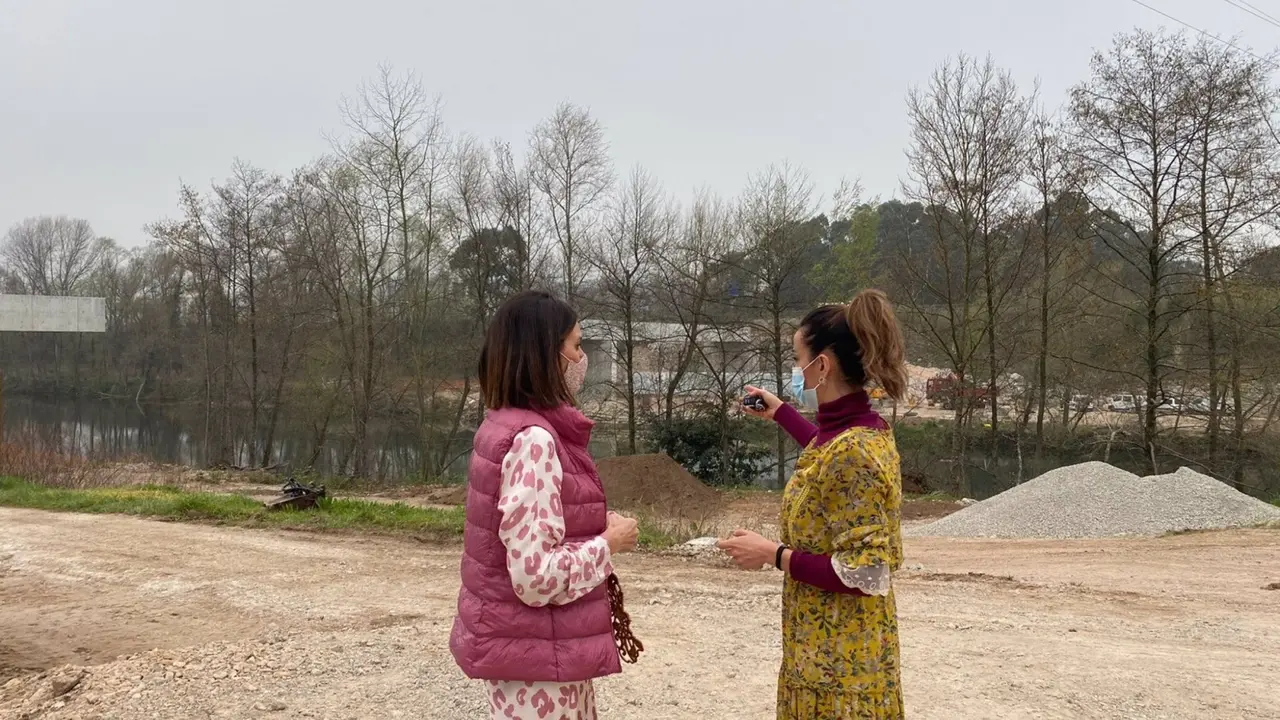 La portavoz del PP en Torrelavega, Marta Fernández-Teijeiro, y la concejala Lucía Montes visitan las obras de la pasarela sobre el Saja-Besaya