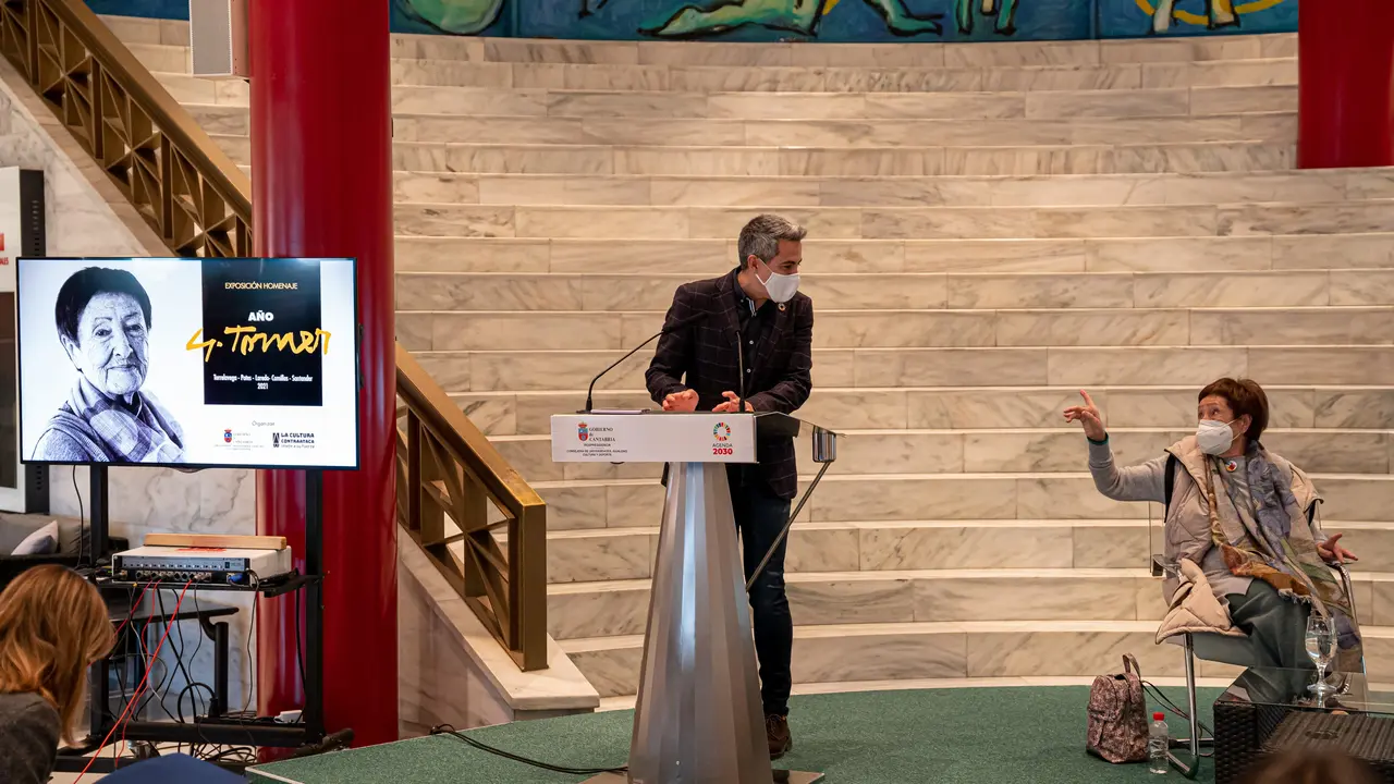 El vicepresidente y consejero de Universidades, Igualdad, Cultura y Deporte, Pablo Zuloaga, presenta en el Palacio de Festivales '2021. A&ntilde;o cultural Gloria Torner'