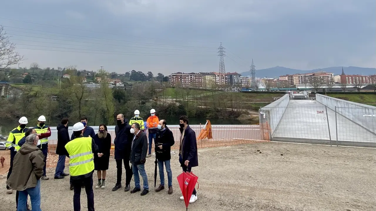 Los concejales de torrelavega visitan las obras de la pasarela sobre el Saja-Besaya
