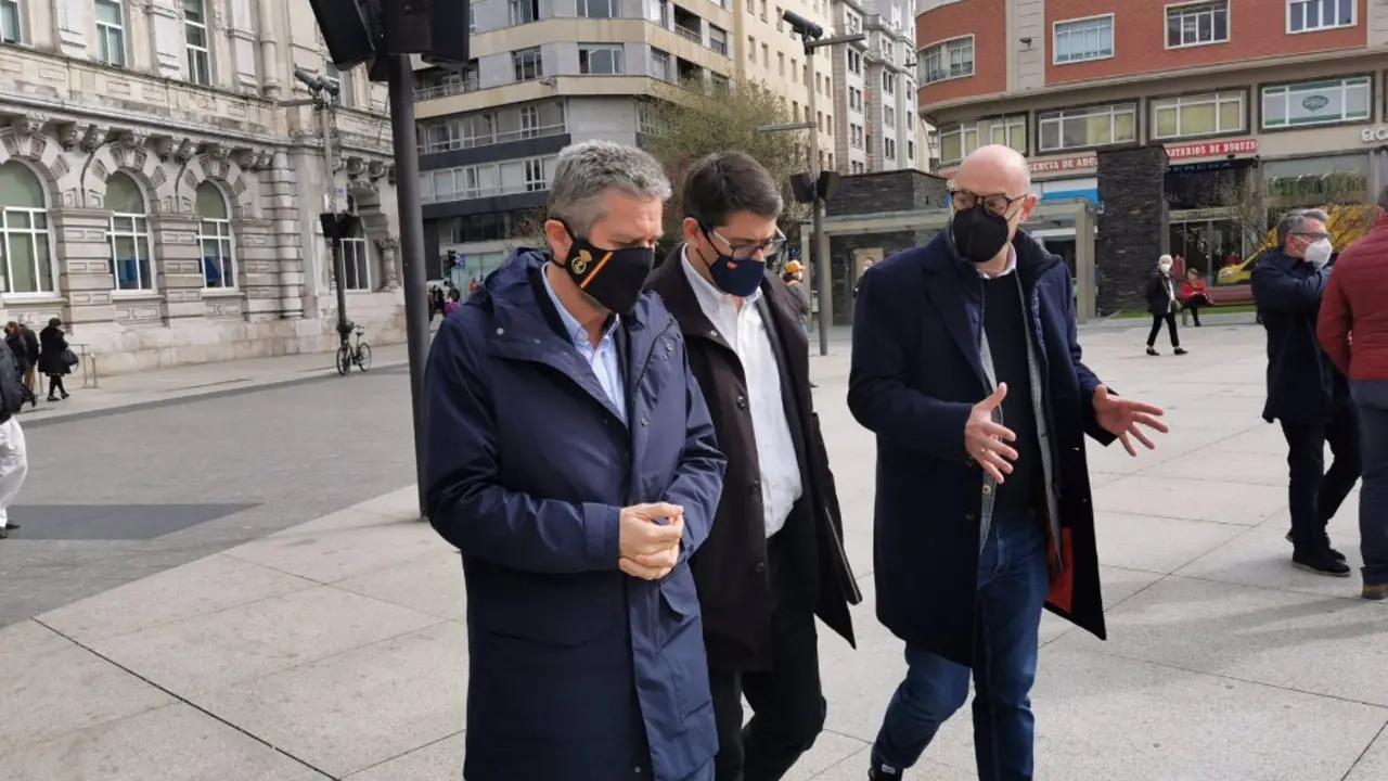 Miembros de Cs saliendo del Ayuntamiento de Santander