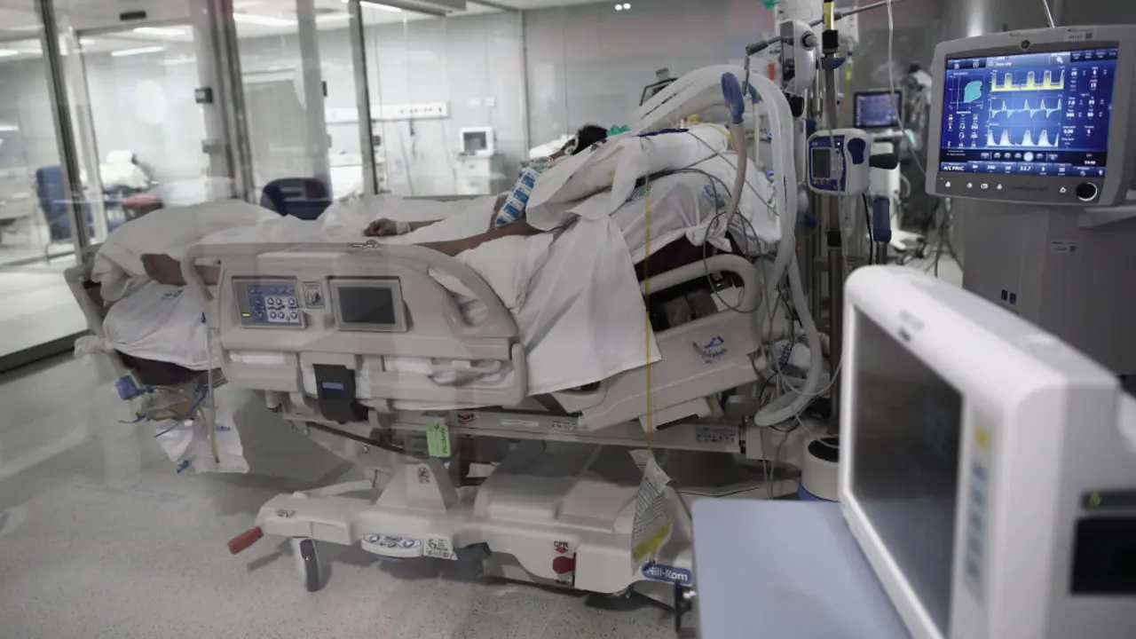 Un enfermo en una cama de la UCI