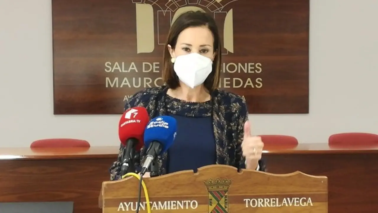 La portavoz del PP de Torrelavega, Marta Fern&aacute;ndez Teijeiro, en la rueda de prensa