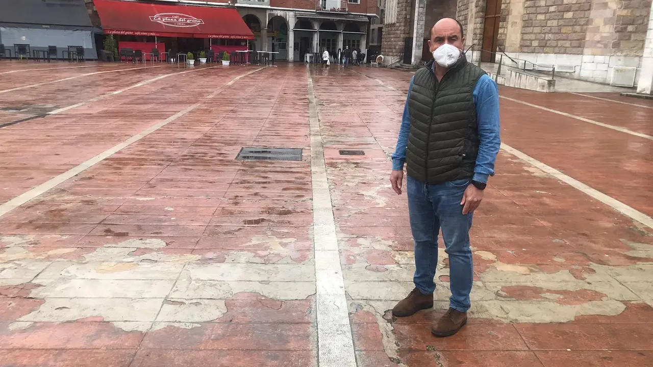 Julio Ricciardiello en la plaza Baldomero Iglesias 