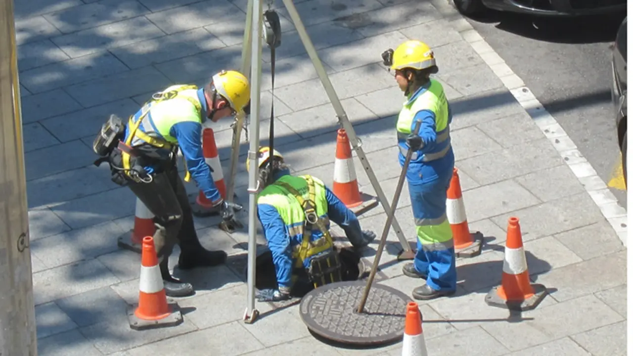 TRABAJADORES DEL ALCANTARILLADO Y DIRECCI&Atilde;&ldquo;N DE FCC LLEGAN A UN PRINCIPIO DE ACUERDO PARA EL CONVENIO COLECTIVO



Trabajadores del alcantarillado y direcci&Atilde;&sup3;n de FCC llegan a un principio de acuerdo para el convenio colectivo.
La direcci&Atilde;&sup3;n de empresa de FCC, S.A. y la representaci&Atilde;&sup3;n legal de los trabajadores de la contrata del alcantarillado han llegado en la ma&Atilde;&plusmn;ana de hoy a un principio de acuerdo que se materializar&Atilde;&iexcl; en la firma de un convenio colectivo.

  (Foto de ARCHIVO)



2/13/2018