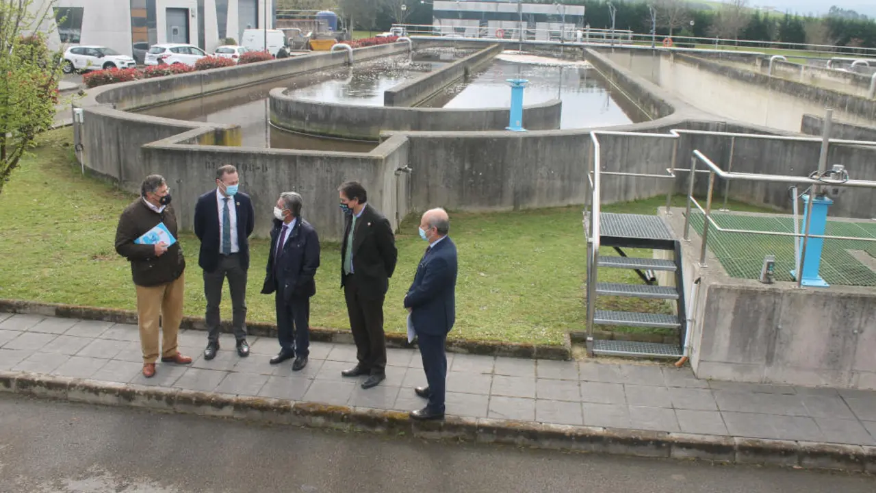 El presidente Miguel Ángel Revilla y los consejeros de Obras Públicas y Medio Ambiente, José Luis Gochicoa y Guillermo Blanco, entre otros, en la EDAR de Suesa