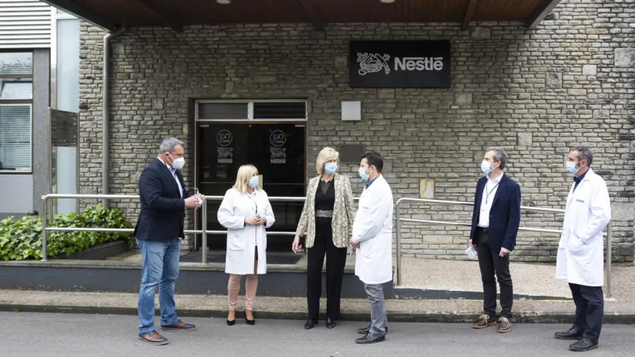 La consejera de Educación y Formación Profesional, Marina Lombó, en el centro de Nestlé de La Penilla, con motivo de la firma de un convenio de colaboración entre el Gobierno de Cantabria y Nestlé España
