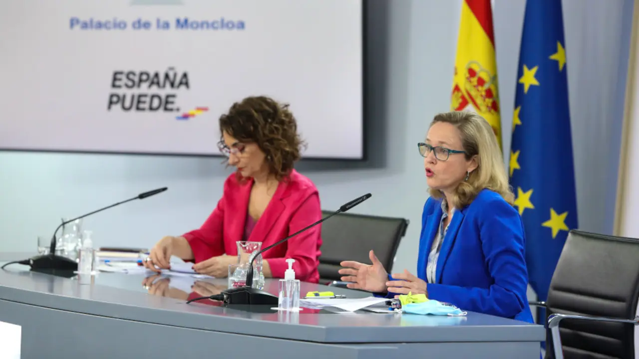 La ministra portavoz y ministra de Hacienda, María Jesús Montero y la vicepresidenta tercera y ministra de Asuntos Económicos y Transformación Digital, Nadia Calviño