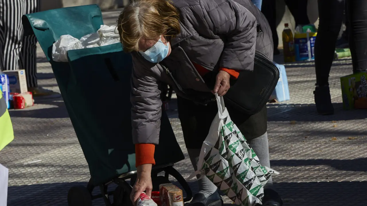 Concentración y reparto de alimentos de la Despensa Solidaria de Chamberí