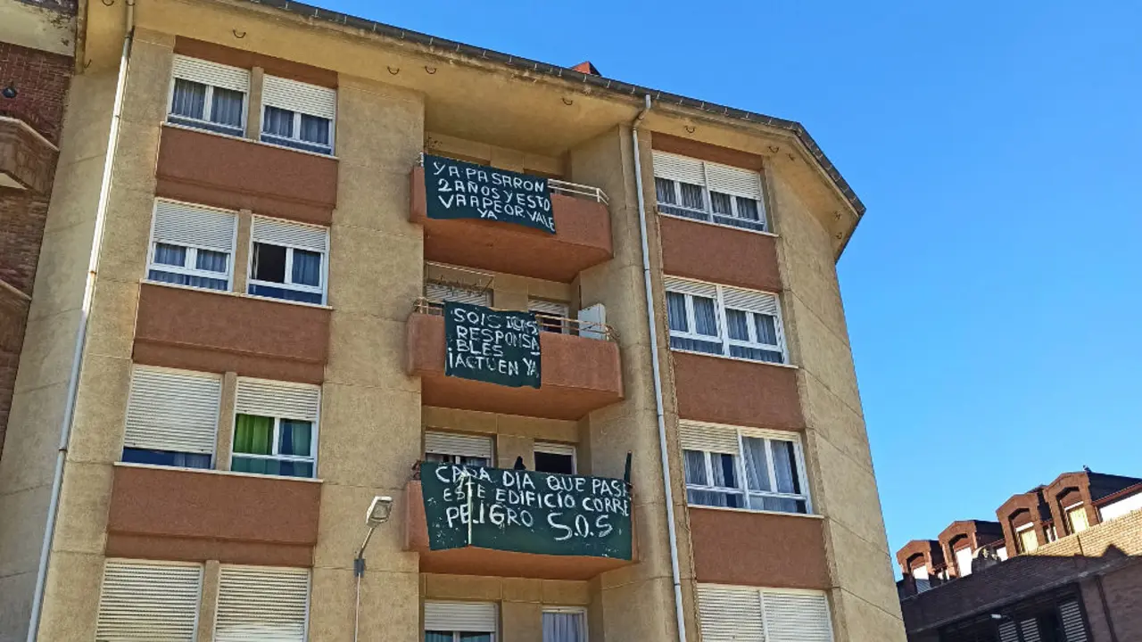 Edificio del portal número seis de la calle Coro Ronda Garcilaso, en Torrelavega
