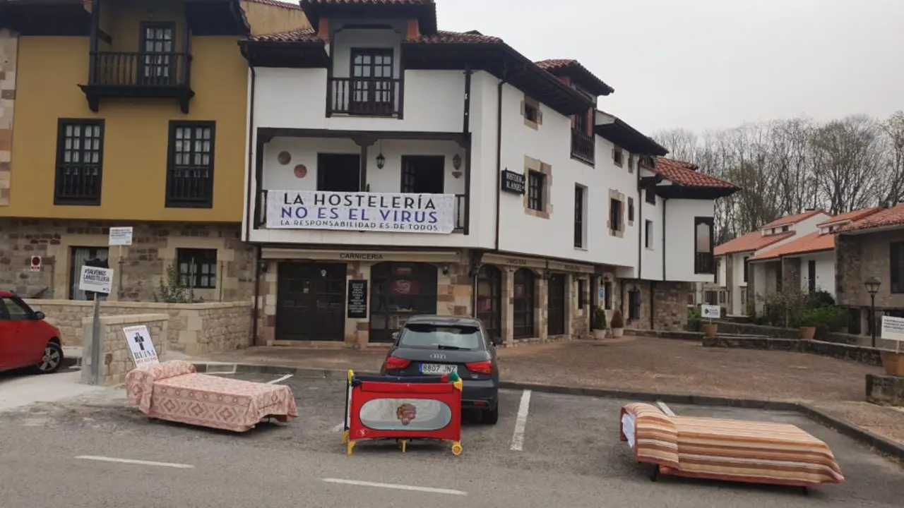 Hosteleros cántabros sacan colchones y camas a la calle para mostrar que no tienen ocupación en Semana Santa por las restricciones del Covid