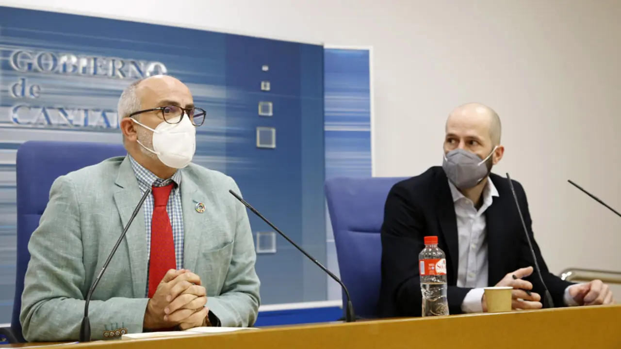 El exconsejero de Sanidad, Miguel Rodríguez, y el director general de Salud Pública, Reinhard Wallmann, informan sobre la evolución epidemiológica en Cantabria