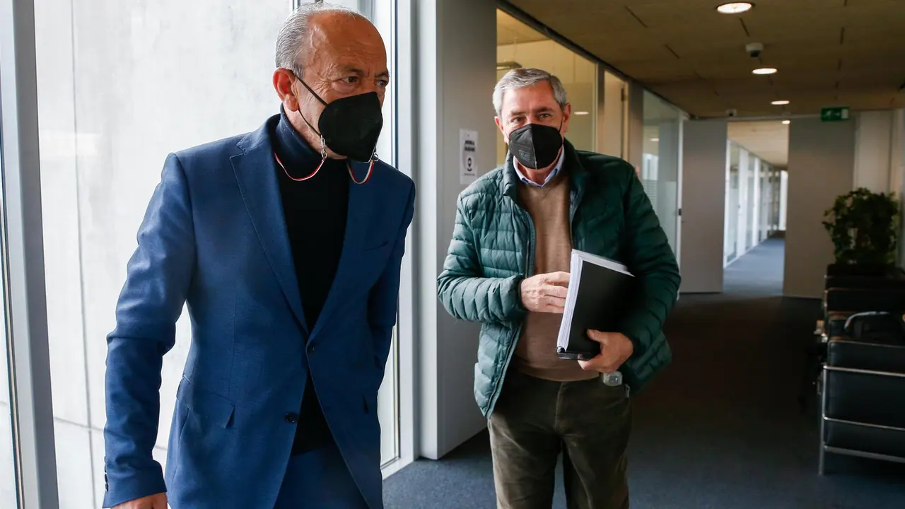 El consejero de Industria, Javier López Marcano, y el alcalde de Suanes, Andrés Ruiz Moya