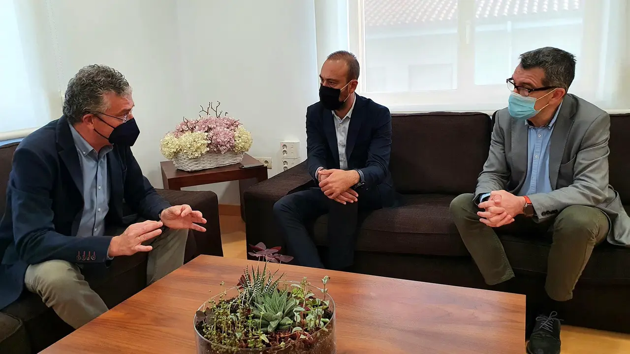 El jefe provincial de Tráfico, Miguel Tolosa, se reúne con el alcalde de Torrelavega y el concejal de Seguridad, Javier López Estrada y Pedro Pérez Noriega