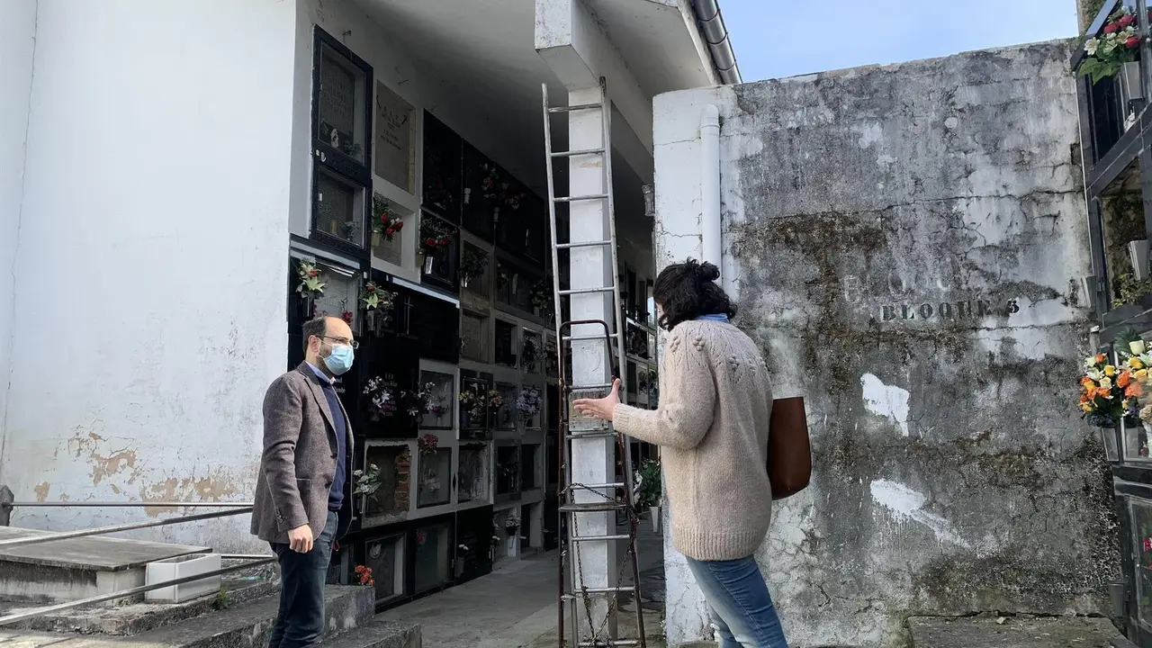 El concejal de Cementerios, José Luis Urraca, en el cementerio de Geloria