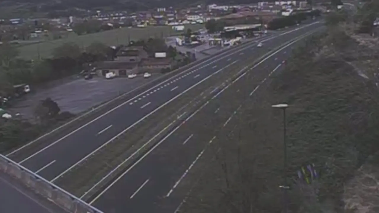 Imagen tomada por la cámara de la DGT en Los Corrales de Buelna | Foto de archivo
