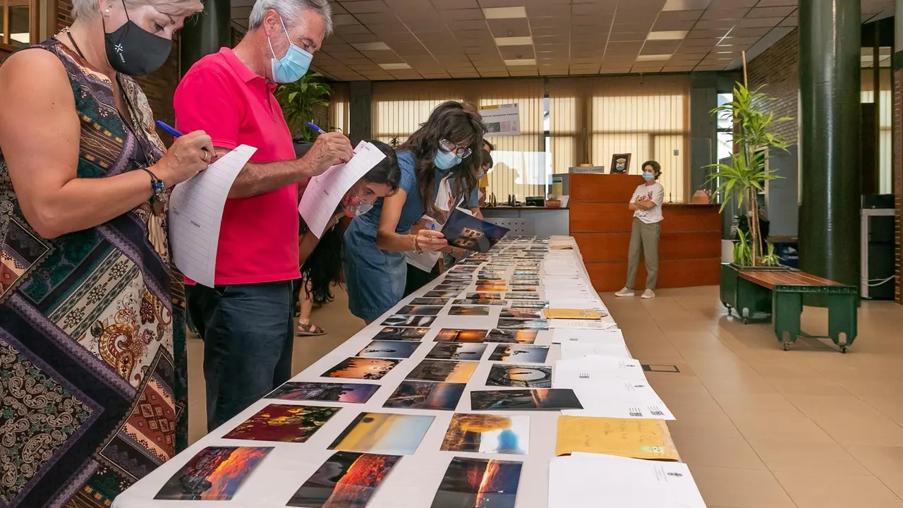 La alcaldesa y miembros el jurado en la revisión de las fotografías