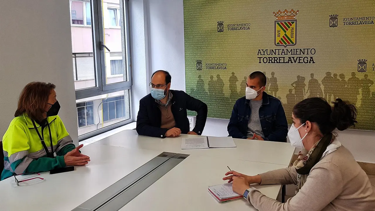 El concejal José Luis Urraca junto a Darío Puente y técnicos municipales