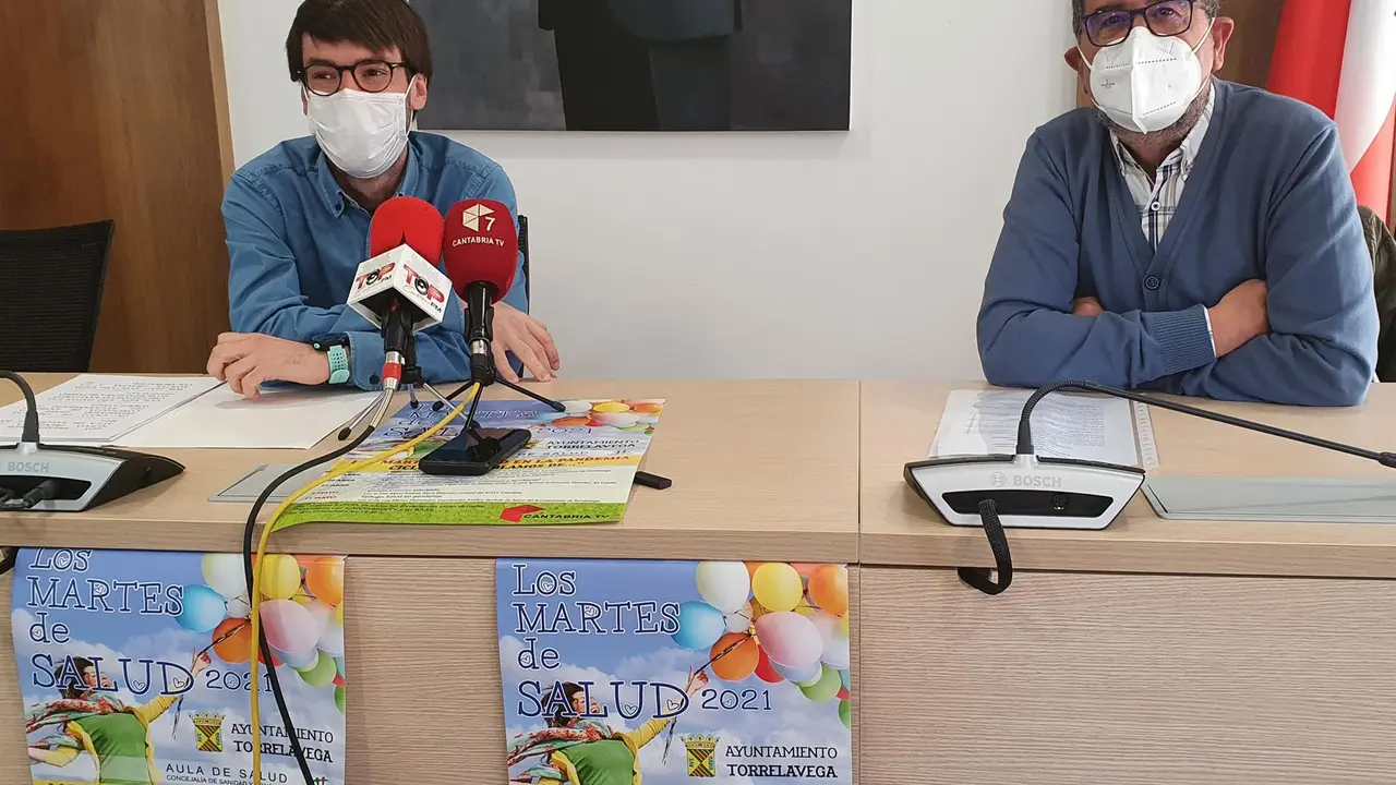 El concejal de Sanidad, Borja Sainz; y el coordinador de 'Los Martes de salud', Luis Alfonso Hernández; presentan una nueva edición del programa