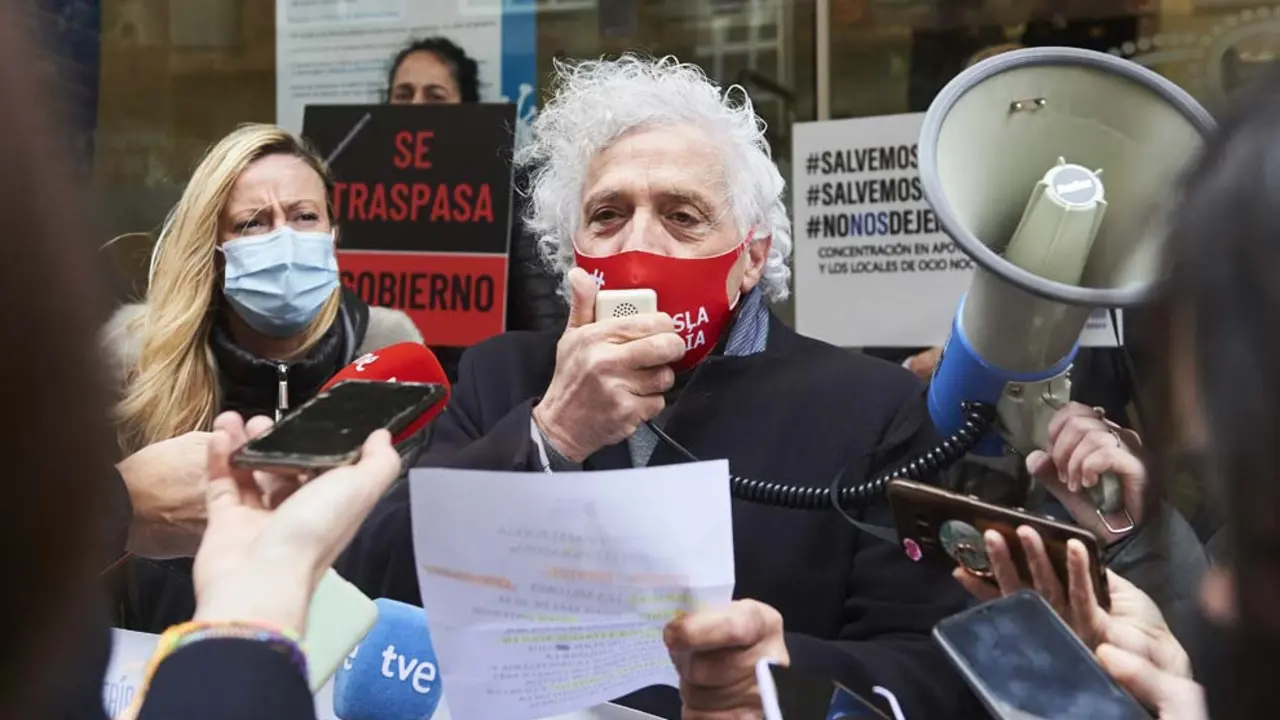 El presidente de la Asociaci&oacute;n Empresarial de Hosteler&iacute;a de Cantabria (AEHC), &Aacute;ngel Cuevas, interviene durante un acto simb&oacute;lico de protesta frente a la Consejer&iacute;a de Sanidad para reclamar ayudas para el sector y denunciar la situaci&oacute;n por la que atraviesan por la pandemia