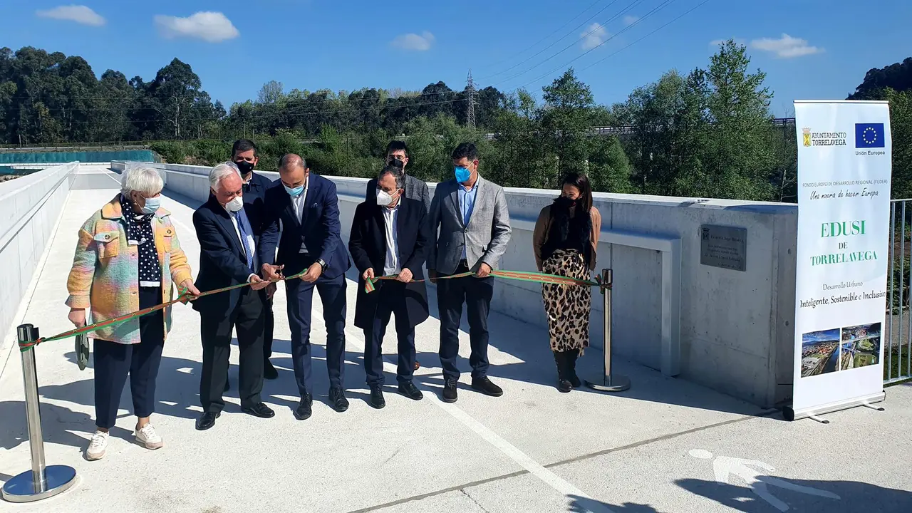 Acto de inauguración de la pasarela peatonal y ciclable sobre el Saja-Besaya en Torrelavega