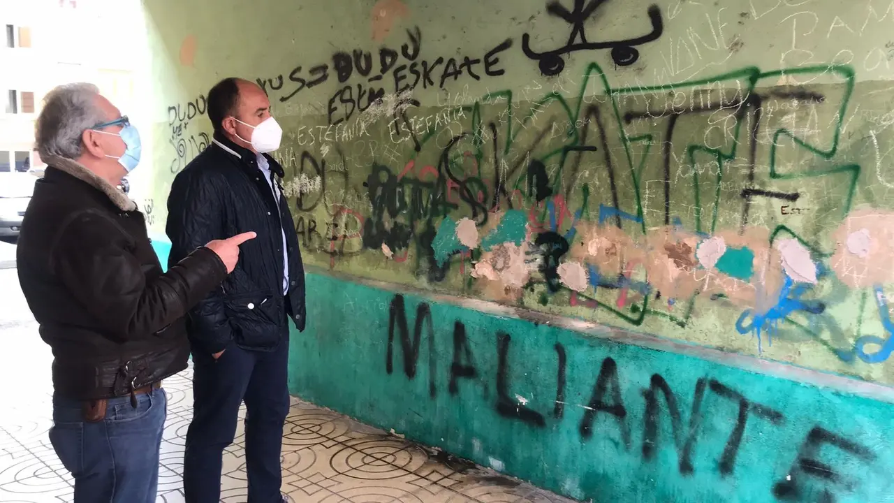 El concejal de Cs Torrelavega, Julio Ricciardiello, se reúne con el presidente de la asociación de vecinos de La Inmobiliaria, Gonzalo Llamosas