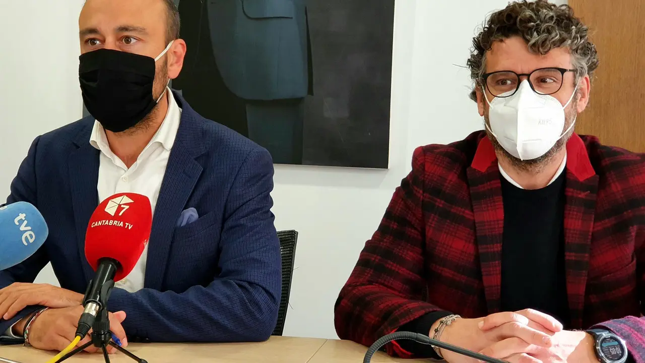 El alcalde de Torrelavega, Javier López Estrada, y el concejal de Movilidad, Gerson Lizari