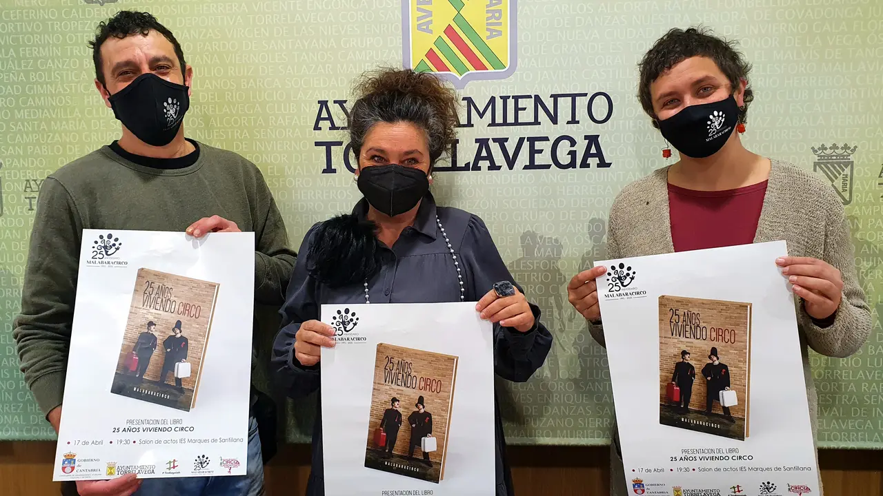 La concejala de Cultura, Esther V&eacute;lez, junto a Javier Amigo y Elena Umlauff, de Malabaracirco