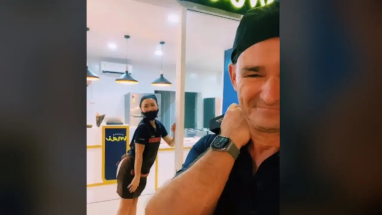 Javier Arce y su pareja en la churrería que han abierto en Tailandia | Foto- Tik Tok