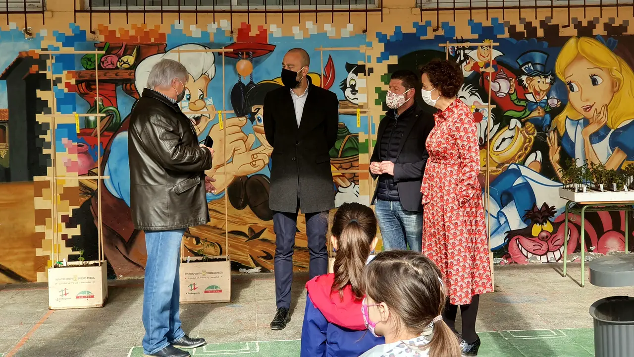 El proyecto 'Tomate Herencia de Torrelavega' reparte plantas de tomate a los escolares