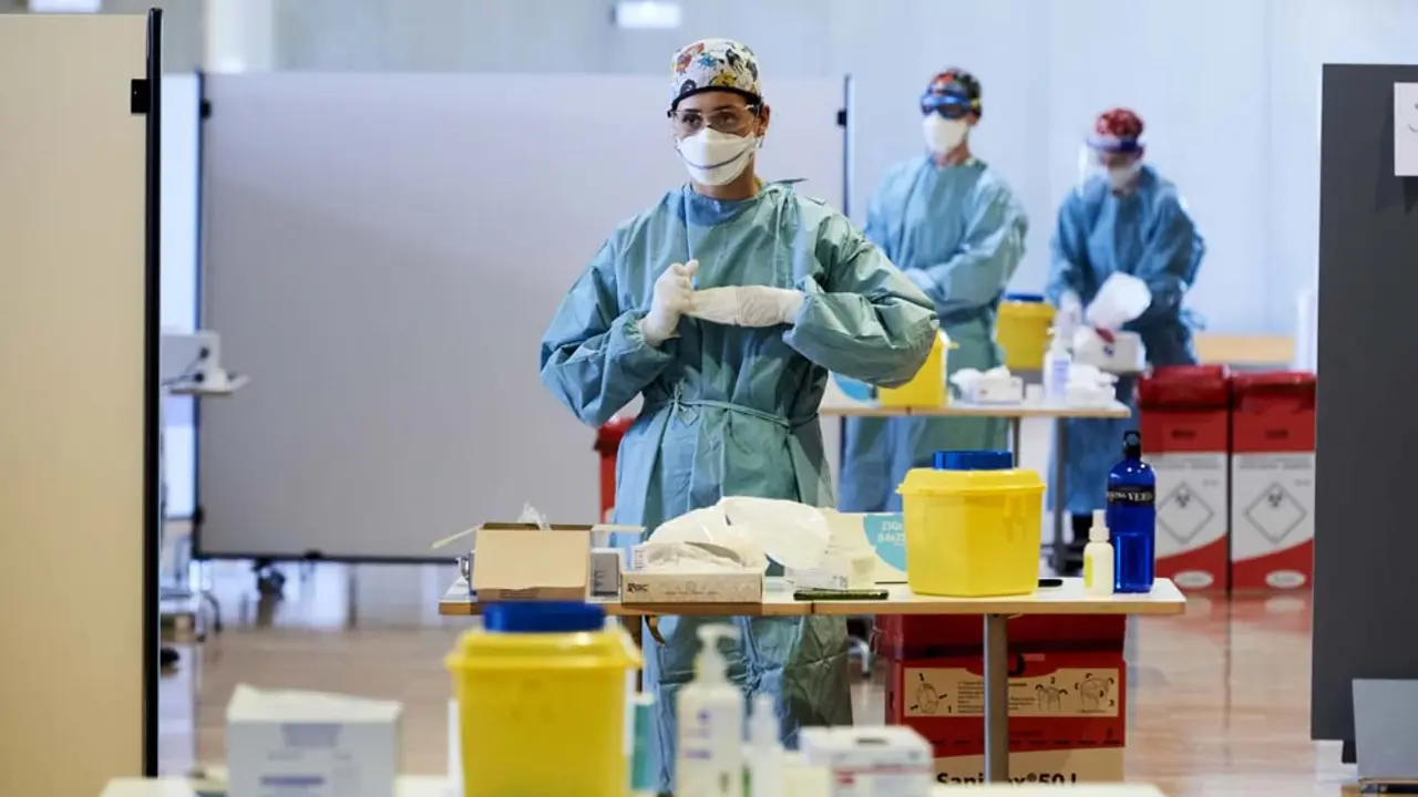 Una profesional sanitaria, en un dispositivo de vacunación masiva frente al Covid-19, en el Palacio de Exposiciones y Congresos de Santander